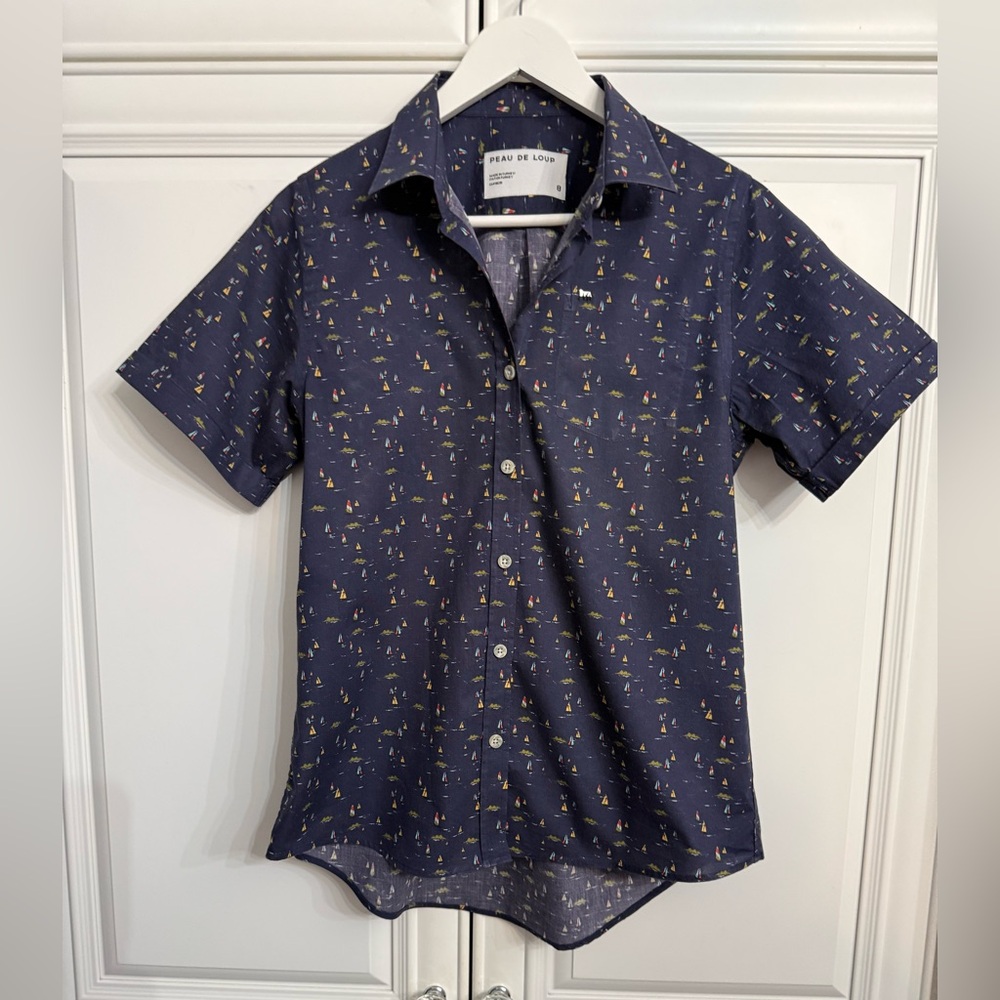 Peau de Loup Women’s Size 8 Short Sleeve Button Down Collared Shirt Navy w/Print